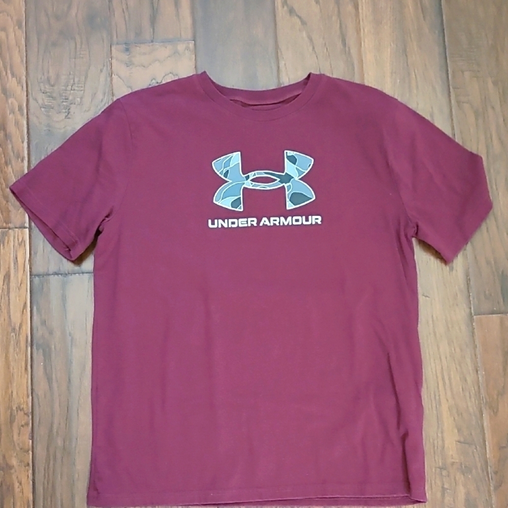 Under Armour Boy's maroon t-shirt with camo logo on front size XL